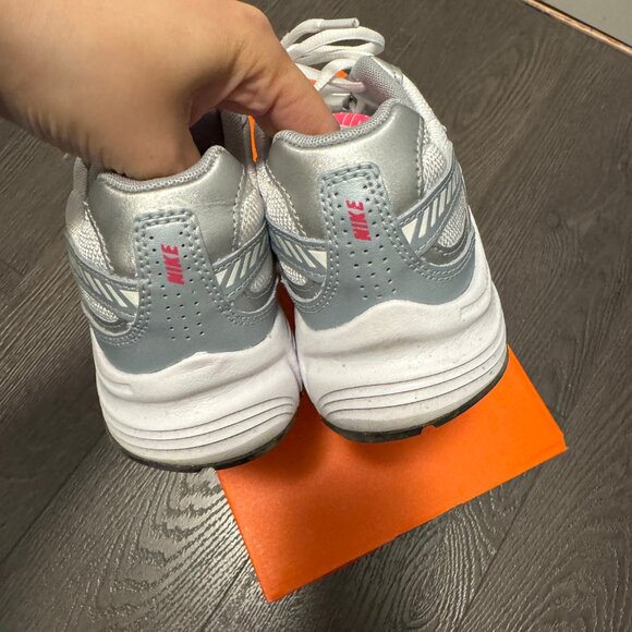 WOMENS NIKE INITIATOR - WHITE/METALLIC SILVER/CHERRY SIZE 7 - Picture 5 of 10